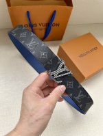 特 P180 4.0宽 作为路易威登备受喜爱的设计之一，Lv Initiales 双面腰带此次拼接明亮牛皮革和 Monogram Eclipse 帆布，以抛光