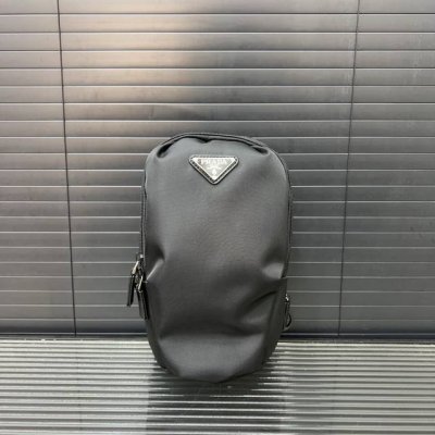 Prada 普拉达 帆布尼龙布胸包 斜挎单肩包 实物拍摄 原厂原版面料 配送防尘袋28 X 17Cm。
