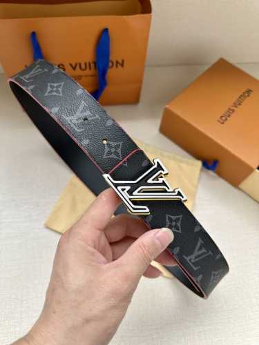 特 4.0宽 Lv Speed 双面腰带借由金属搭扣的反差色彩洋溢动感格调，可为牛仔造型或商务着装平添潮流意味。Monogram 帆布提供多种搭配选择