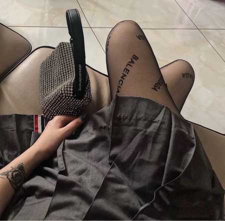 配包装 一盒一双 Balenciaga 巴黎世家经典植绒字母丝袜 好看到爆炸 ，欧美大牌丝袜一比一高版本制作，可以看得到的工艺！ 潮人秋冬必备单品 ，搭配起来超 - 点击图像关闭