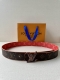 4.0宽Lv Dimension Sunset 双面腰带取材 Monogram 涂层帆布，以温暖色调再现晨光夕照的美妙意境，再借瞩目渐变效果搭扣捕捉时间流逝之美