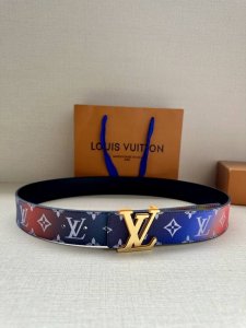 特 4.0宽lv Pyramide This Is Not Mng 双面腰带令 Monogram 图案沉入朦胧意境，反面衔接做旧光滑牛皮革，一展艺术气息。Lv