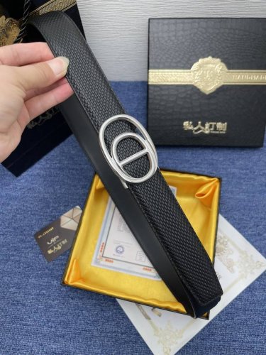 品牌 私人订制自动 描述 经典系列新品腰带，采用小牛皮材质，完美搭配手工车线，经典配色，可搭配商务西装或更为休闲的造型。腰带为法国尺寸，请在购买前参阅腰带尺寸指
