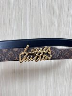 当季新款，腰带取材雍容牛皮革和 Monogram 帆布，便于随心切换两 式风尚。路易威登手写体标识化身为宽幅金属搭扣，于中央点亮视线 焦点，可为休闲和正式造型注