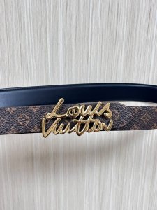 当季新款，腰带取材雍容牛皮革和 Monogram 帆布，便于随心切换两 式风尚。路易威登手写体标识化身为宽幅金属搭扣，于中央点亮视线 焦点，可为休闲和正式造型注