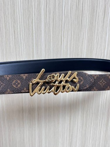 当季新款，腰带取材雍容牛皮革和 Monogram 帆布，便于随心切换两 式风尚。路易威登手写体标识化身为宽幅金属搭扣，于中央点亮视线 焦点，可为休闲和正式造型注