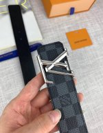 特 ：配全套包装盒 Lv 进口老花面料腰带，宽40毫米，搭配不锈钢原单钢扣，内衬小牛皮。商务服装造型的完美搭配。永恒经典，与正品零差距。
