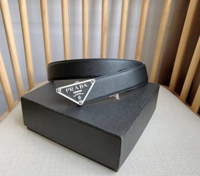 Prada 普拉达 专柜最新款 这款腰带饰有一枚三角形金属徽标 宛若点睛之笔 勾勒精致细节 是prada男士成衣系列的理想配饰 宽3.5