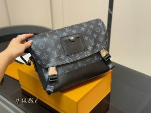 配折叠盒 Size：28*25Cm Lv 男士邮差包 Voyager邮差包 结构和辅料都时尚青春化， 包包的大小尺码刚刚好， 手感很软！但是很型哦！ 搜索Lv