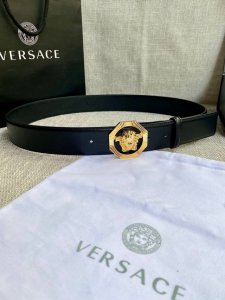 宽度4.0Cm Versace 范思哲 此款山羊皮腰带的搭扣饰有品牌标志性的金 银色闪光Virtus五金配件。