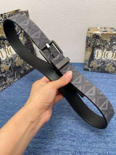 特 P200 这款 35 毫米双面腰带结合典雅气质与摩登风范。冬季新款 一面采用黑色 Dior Gravity 印花效果皮革，以牛皮革融合压花工艺，演绎经典的