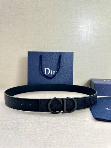 Dior 这款双面腰带结合典雅气质与摩登风范。双面均采用粒面牛皮革精心制作，一面为黑色，另一面为中国红、可搭配各式 35 毫米腰带扣，更添精致，打造富有个性特色