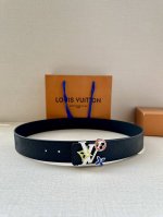Lv 牛皮压花Pont Neuf皮带宽40毫米这款Taurillon 腰带采用Lv Logo压花设计，进口牛皮面料手感柔软细腻，新款珐琅扣不锈钢五金 适合各种风