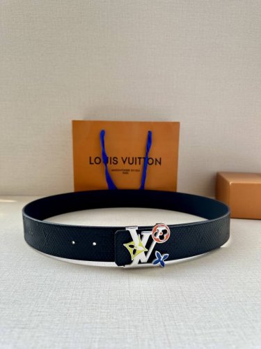 Lv 牛皮压花Pont Neuf皮带宽40毫米这款Taurillon 腰带采用Lv Logo压花设计，进口牛皮面料手感柔软细腻，新款珐琅扣不锈钢五金 适合各种风