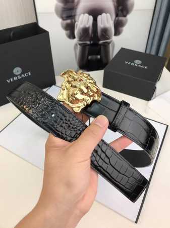 此款皮革腰带饰有标志性的Versace美杜莎头像搭扣，彰显品牌格调。是一款精美的衣橱必备单品。4.0Cm宽， - 点击图像关闭