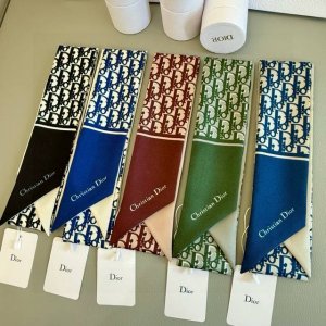 懂货的来，Dior 18姆米百分百斜纹真丝老花时髦小丝带，绝对的专柜品质，上等的好货，蓝色配底色米灰色，涂料精准印花，效果非常的赞，所谓的经典款，就是闭眼入不后