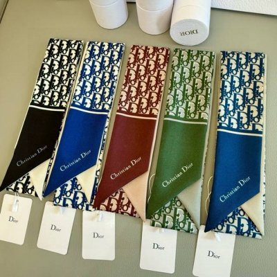 懂货的来，Dior 18姆米百分百斜纹真丝老花时髦小丝带，绝对的专柜品质，上等的好货，蓝色配底色米灰色，涂料精准印花，效果非常的赞，所谓的经典款，就是闭眼入不后