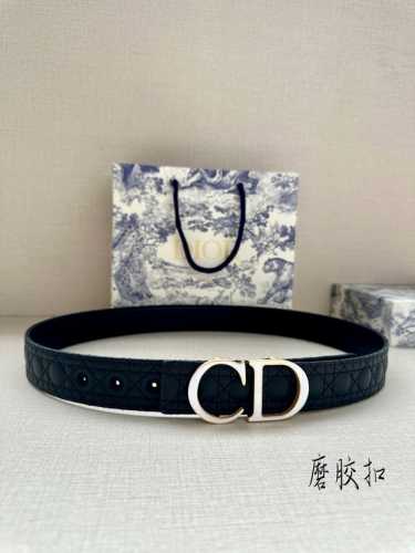 宽度3.5Cm 这款 35 毫米双面腰带结合典雅气质与摩登风范。一面采用白色kumo 藤格纹皮革，重新演绎经典图案，另一面采用同色调光滑牛皮革，彰显 Dior