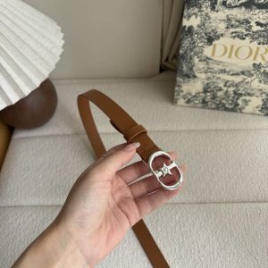 Dior新款腰带，采用精致头层皮制作，手感柔软，舒适细腻，精品珍珠扣，精致优雅，时尚大方。宽2.0Cm