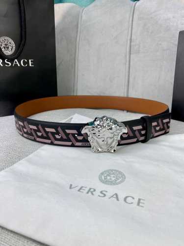 宽度4.0 Cm Versace范思哲此款经典的Versace腰带由柔软的小牛皮制成，饰有La Greca印花，并配有3D美杜莎腰带扣。