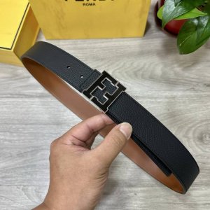 特 Fendl 芬迪 宽40Mm双面原版小牛皮 搭配单钌钯电镀扣 完美的手感.油边 出众的设计.风格 高贵奢华 时尚大方 高清实拍 货真价实 品质保证 双面用