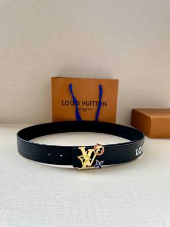 特 本款 Lv Initiales 双面腰带拥有 Xl Epi 皮革的较大粒面纹理，以移印工艺描绘路易威登标识，翻转即现 Monogram 压纹图案，搭配珐琅L - 点击图像关闭