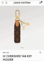 Louis Vuitton官网M011824 Lv 包饰与钥匙扣挂件 lv Cherished Tab 钥匙扣结合 Monogram 帆布标签和牛皮革细节 搭配