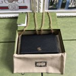 顶配版 配绿盒 G家新款小双G金属链单肩包完美搭配 内部空间充裕+化妆镜面！专柜品质！顶级意大利进口牛皮 ！古铜色金属配件 做工精细 ！款号：497985！尺寸