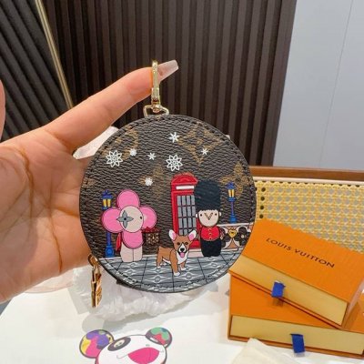 Louis Vuitton老花包包挂饰、卡通彩绘印花小零钱包。Lv包饰挂件钥匙扣、独家原单货，标志性老花超级百搭，可放钥匙或小零钱，确实精致。手感真的很赞
