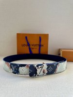 特 3本款4.0宽 Lv Initials 双面腰带以醒目图案描摹烧焦的纸张，唤起对熊熊篝火和户外时光的回忆。素净一面展露经典格调，做旧 Lv Initiale