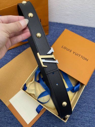 品牌 Lv 3.0Cm 描述 这款饰有lv带扣的腰带配以水牛皮衬里，覆以monogram 牛皮。展现细腻的品牌特质，是牛仔裤的理想配件 Lv字母带扣 Monog
