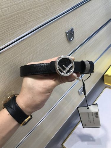 配送专柜包装 打孔针 特 宽20 Mm，原单进口双面头层牛皮，搭配原单钌钯电镀F钻扣，手感.油边近乎完美，原产掌纹皮料定制，双面可用，质感无可挑剔，出众的细节，