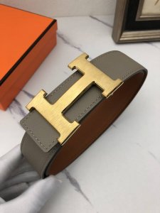 爱玛仕：原单头层牛皮荔枝皮纹，内衬头层卡其平纹牛皮底，营造织纹外观。饰以标志原单扣。专柜宽度4.0