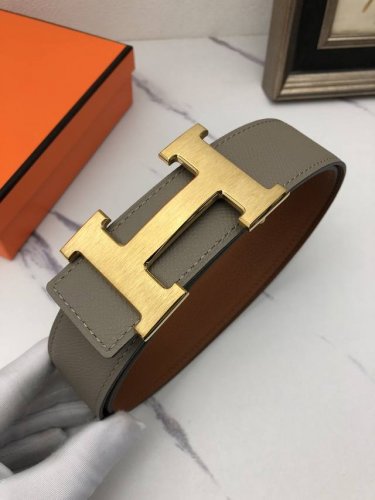 爱玛仕：原单头层牛皮荔枝皮纹，内衬头层卡其平纹牛皮底，营造织纹外观。饰以标志原单扣。专柜宽度4.0