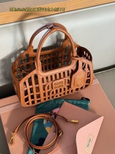 配全套包装 Size：24.5*15 Miumiu与众不同的包包 谁能拒绝在夏天拥有一支编织包皮革编织超有质感小巧轻便可爱 哇塞Miumiu新款皮编镂空包也太C