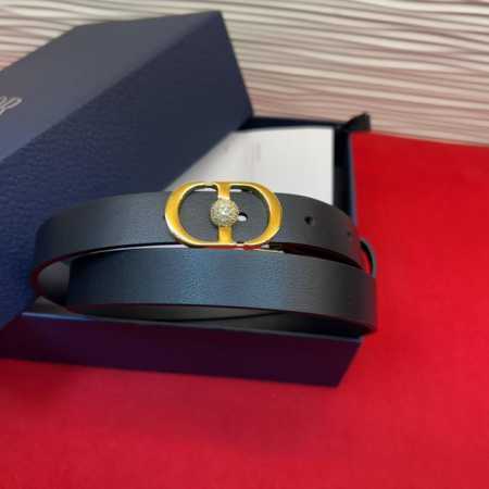 新款腰带，采用精致头层皮制作，手感柔软，舒适细腻，精品钻扣，精致优雅，时尚大方。宽2.0Cm。75一100欧 - 点击图像关闭