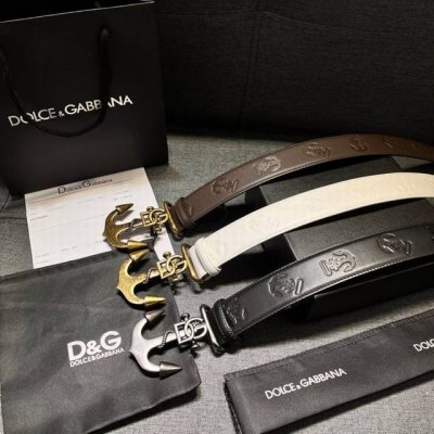 Dolce&Gabbana 全新软质小牛皮腰带，缀以个性化徽标搭扣。小牛皮腰带，搭配徽标装饰搭扣: 腰带宽度：40 Mm 镀钌金属搭扣 意大利制造 带面:牛皮革