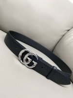 Gucci 古琦 4.0寬marmont系列印花压纹皮革腰带 Guccio Gucci字母交织图案巧妙融入纹理和材质变化，以印花压纹形式点缀在这款腰带的黑色皮革