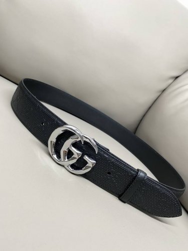 Gucci 古琦 4.0寬marmont系列印花压纹皮革腰带 Guccio Gucci字母交织图案巧妙融入纹理和材质变化，以印花压纹形式点缀在这款腰带的黑色皮革