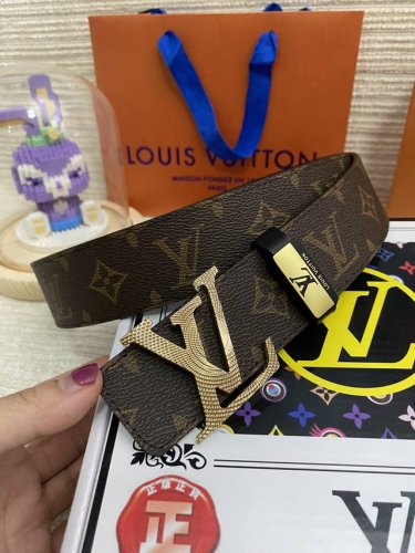 品名：Lv..路易..威登原单 材质：原单牛皮腰带 百分百头层牛皮腰带保证真皮，24K纯钢扣，专柜原单品质、做工精细，时尚大牌，送人自用首选 包装： 请认准如图