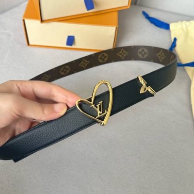 寬：30Mm 驢家新品 特別限定女士腰帶 皮帶採用雙面設計 帶身帆布面襯托荔枝紋牛皮 全新搭扣以金色金屬打造 飾以與皮帶同色的心型搭扣 末端則以琺瑯花卉圖案完美