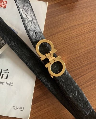 菲拉格慕 专柜新款压花皮带，搭配gancin纯铜扣，打造高雅考究的造型。宽3.5Cm，双面设计，长度可调节，达到量身定制般的修身效果。