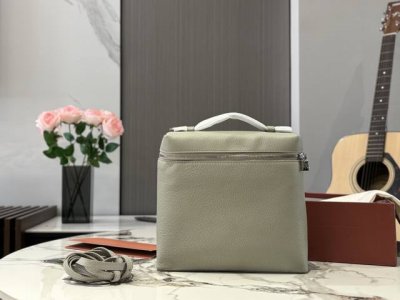 头层牛皮 Bag Of Parody #新品＃Lp双肩包 衣橱必不可少的双肩包 实用性满分搭配超级出圈 细肩蒂慵懒随性 款式非常经典 辨识度极高 绝对是亮点 高