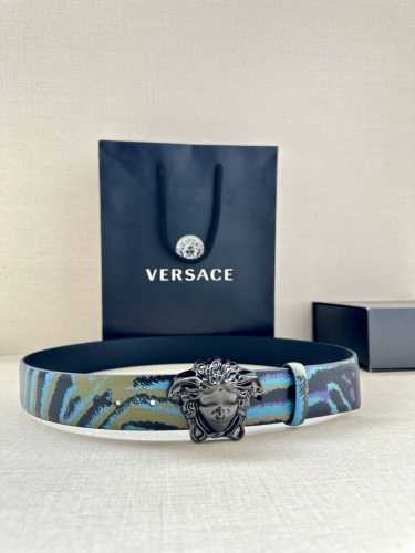 宽度3.8Cm Versace 皮带，配有立体La Medusa双面搭扣，一面饰有Barroco印花。 La Medusa搭扣 腰带环 底面料：100%牛皮