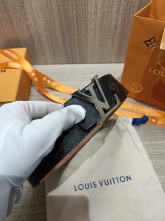 配全套包装礼盒 Virgil Abloh 以先锋美学理念解读 Lv Tag 腰带，以经典 Lv 搭扣俘获视觉焦点。Monogram 帆布和进口小牛砂皮分饰两面。 - 点击图像关闭