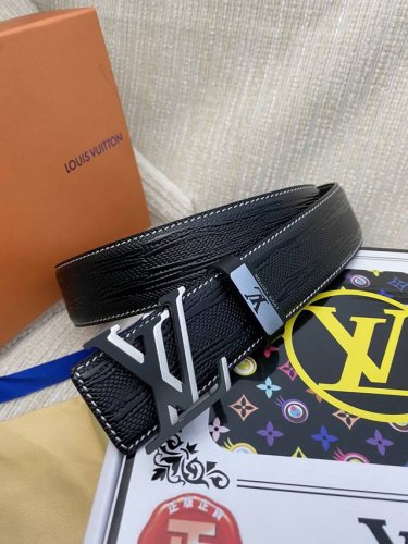 品名：Lv..路易..威登原单 材质：原单牛皮腰带 百分百头层牛皮腰带保证真皮，24K纯钢扣，专柜原单品质、做工精细，时尚大牌，送人自用首选 包装： 请认准如图