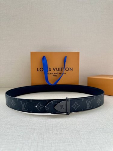 特 3.4宽 Lv Trunk 双面腰带以粒面皮革塑造摩登设计，可为商务或休闲造型注入典雅魅力。铭纹 S-Lock 搭扣援引品牌经典行李箱元素 皮革 金属件