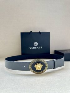 宽度：4.0Cm 范思哲 此款椭圆五金配件、腰带饰有标志性的versace美杜莎头像扣，彰显品牌格调。是一款精美的衣橱必备单品。
