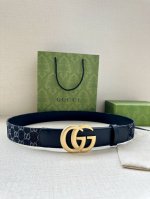 特 宽度3.8Cm Gucci 每一季，品牌标识都会吐故纳新，于经典之中融入新意。在这款腰带上，经典gg标识以亮眼之姿生动呈现，与双g造型配件相得益彰。 黑色和