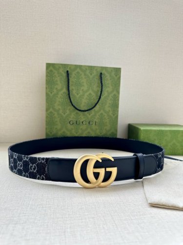 特 宽度3.8Cm Gucci 每一季，品牌标识都会吐故纳新，于经典之中融入新意。在这款腰带上，经典gg标识以亮眼之姿生动呈现，与双g造型配件相得益彰。 黑色和